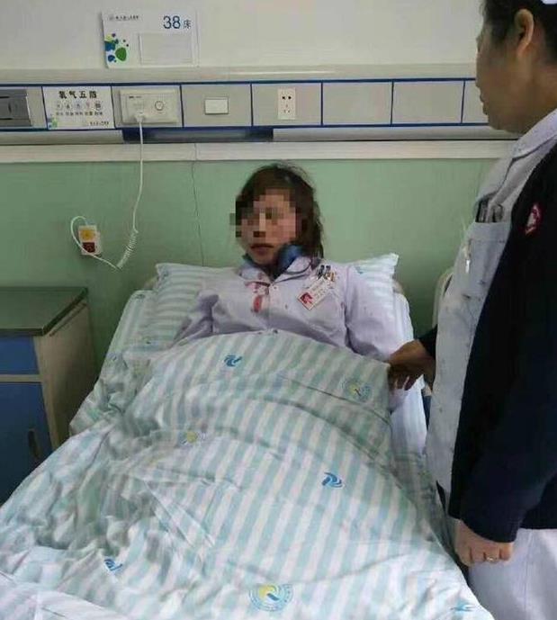 女医生指错路被病人家属打骨折？警方：已介入调查