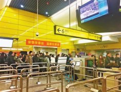 花十几分钟排队过安检 上班族直呼“太费时”