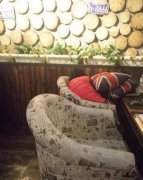 重庆一男子迷恋网游，吃住在网吧待半个月