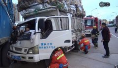 涪陵一货车因超载刹车失灵， 过路货车救了司机