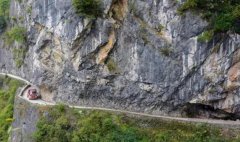 重庆武隆现“悬崖公路 ” 惊险中透着刺激