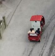 一辆电动车坐5人，大哥你是在玩杂技吗?