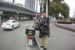 警察让他拿驾照他拔腿就跑 结果……