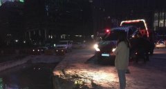 小伙儿开车光顾着看女友 车子险些开进水坑