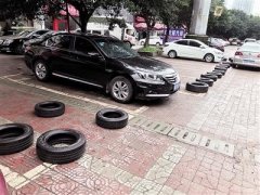 两茶楼抢车位，找来20多个轮胎“占座”