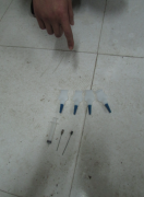 开锁匠为拦生意想歪招 边堵锁眼边贴开锁广告