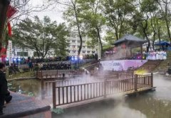 大场面！重庆綦江一大波美女帅哥玩穿越