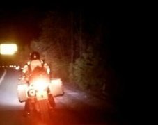 山东小伙单骑走川西 误上重庆高速