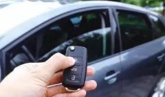 男子粗心忘关车窗   2万现金被盗