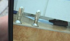 重庆一公厕惊现偷窥男 女子听到咔咔相机声