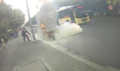 快递车街头自燃 好在快递送完了