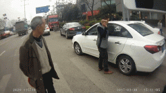 为了拿钥匙  男子拿砖头猛砸爱车