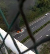 惊险！沪渝高速一小车自燃 仅剩一个光架架