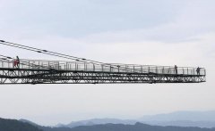 重庆现80米玻璃悬廊 或破世界纪录