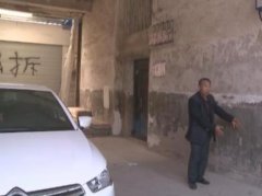 重庆一男子刚买新车 便被陌生阿姨用锤子砸出4个坑