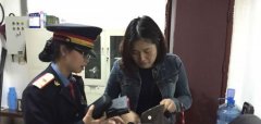 韩国女游客来重庆旅游大意丢包 车站民警及时找回