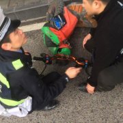 外卖小哥边开车边接单不慎摔倒