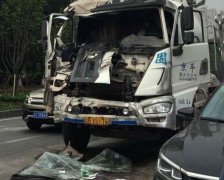 跟车太近抢黄灯 水泥罐车报废