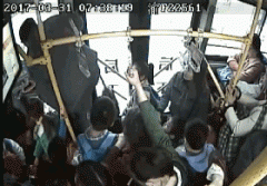 开州一小偷行窃翻窗逃跑 公交司机奋勇擒贼