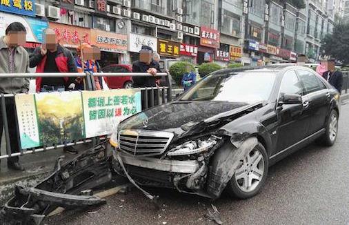 转弯未让直行车致两车相撞 奔驰损失高达15万