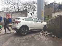 老司机犯“春困” 油门当刹车撞穿围墙