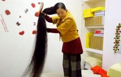 重庆六旬女子痴情蓄发 长到2.9米欲申请吉尼斯记录