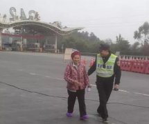为看路过的外孙女一眼 花甲老太守在高速收费站