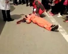 环卫工人被出租撞飞近10米 头部受伤严重