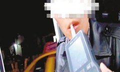 嫌女友开车慢 男子无证酒驾