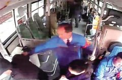 老人公交车上不停流鼻涕 驾驶员的举动感动一车人
