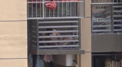 重庆某小区空调机位里困着一位内裤男