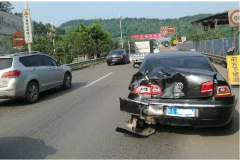 高速路行车道停车看路标，小车被大客车撞“飞”
