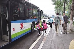 重庆公交课堂：小朋友们这样做不文明而且危险哦