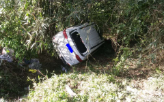 重庆一司机凭着感觉往前开 跌进一条山沟沟