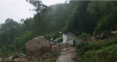 重庆一民房被滑坡巨石砸中 老两口意外逃过一劫