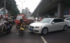  孕妇开宝马“吓”翻摩托车 交巡警认定同责