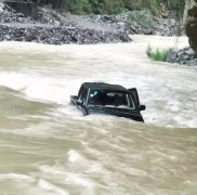  为走近路皮卡车被冲入河中 司机和乘客被困水中央