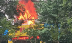 重庆一住户突发大火 火势很猛浓烟滚滚