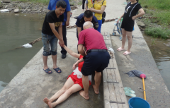 重庆女子想不开要跳江 被海事执法人员及时救起