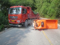 三轮车占道行驶撞上货车 司机抵赖喊冤被戳穿