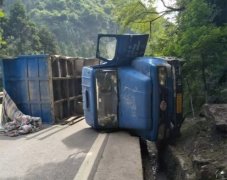 重庆一货车刹车失灵侧翻 碎石洒满地