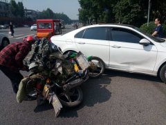 重庆一摩托撞上轿车 衣服洒了一地