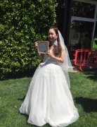 真爱！重庆女球迷穿婚纱示爱托蒂