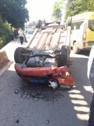 重庆南川一司机把车开得“四脚朝天” 所幸无人员伤亡