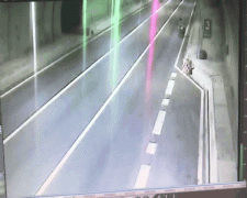 重庆一男子凌晨骑自行车在高速路变换车道