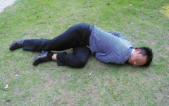 重庆一男子酒后以草坪为床 醒来后动弹不得