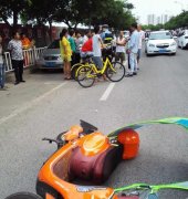 众目之下“停霸王车” 男子开车冲出人群强行离开