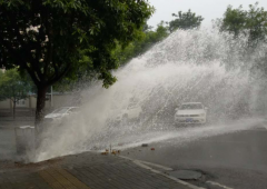  当爱车遭遇水管爆裂 美女司机有苦难言