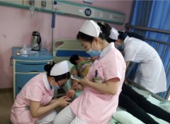 重庆一老太电梯里突然晕倒 其他人不知所措