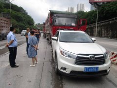 重庆一男子“路怒症”发作  一拳打松货车司机牙齿